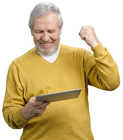 Hombre festejando que ganó un lote en una subasta